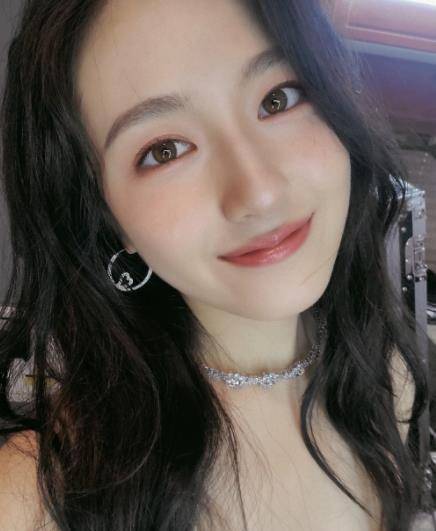 原创李兰迪亮相发布会原相机下肉饼脸直接显形照骗实锤