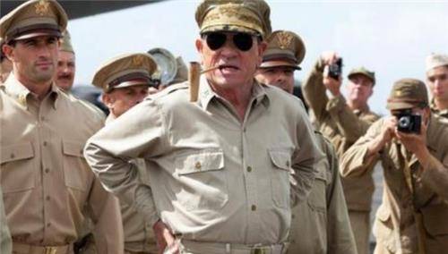 1951年麦克阿瑟演讲时放言对中国投三十颗核弹几小时被撤职