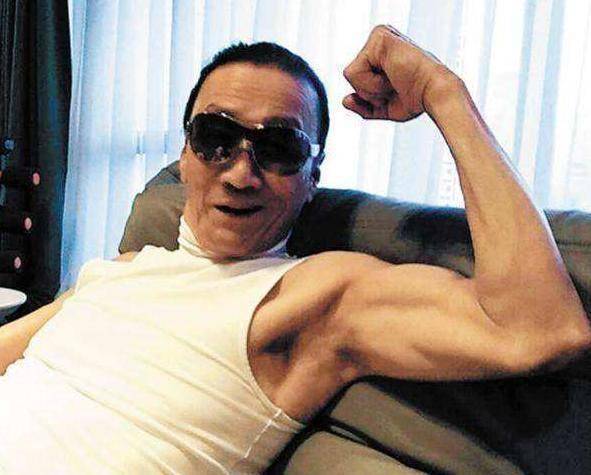 83岁谢贤与34岁女友同框身体康健不输小伙子不愧风流一辈子