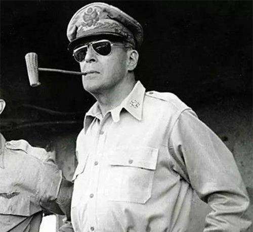 二战胜利,他负责对日本的军事占领已经战后重建工作,是美国的五星上将