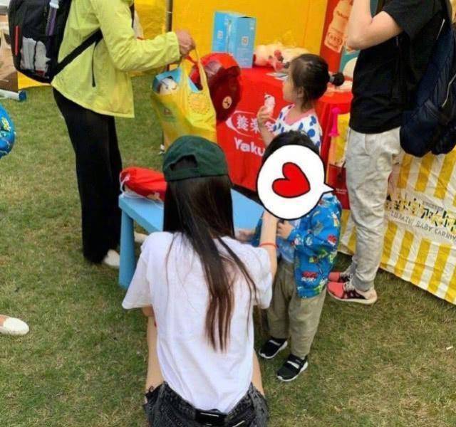 了,花花的外套显得真的是非常的lou,不过看到小海绵的出镜的小手后,不