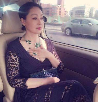 原创55岁王姬母女近照女儿美艳惊人小鲜肉抱着她排练表情亮了