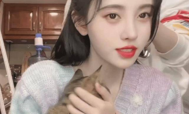 原创鞠婧祎抱小奶狗合影粉底涂太厚像瓷娃娃黑眼圈却没遮住