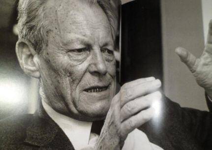 他是一个国家的总理,当众下跪后,获得了诺贝尔和平奖_维利·勃兰特