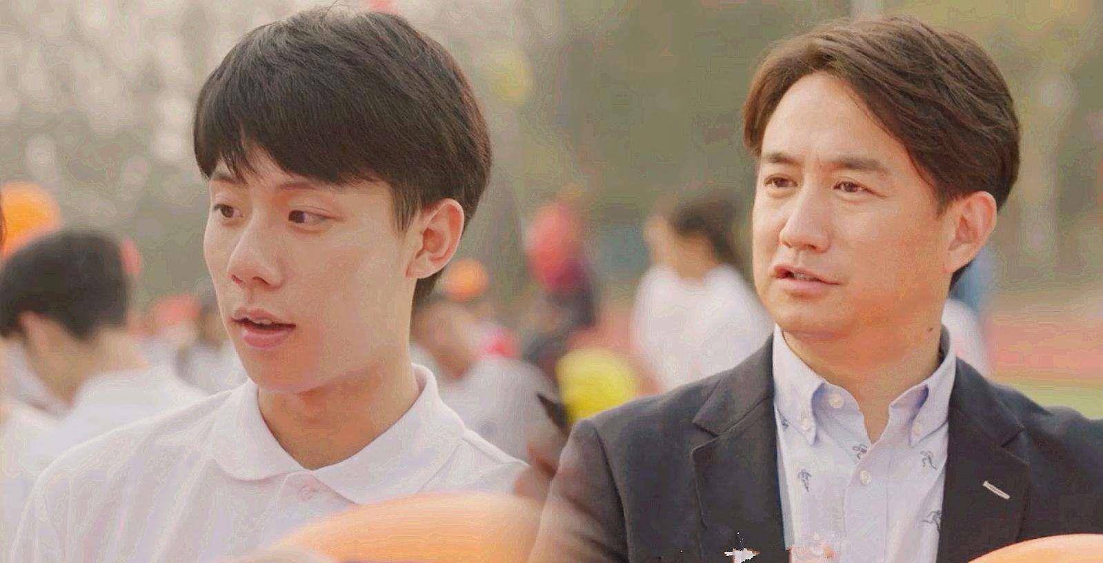 黄磊出道30年为何能爱情事业双丰收看看父亲是谁就明白了