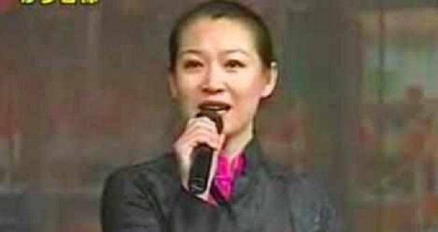 结识,而这也就意味着两人在赵本山还没和葛淑珍分手之前就已经相生情