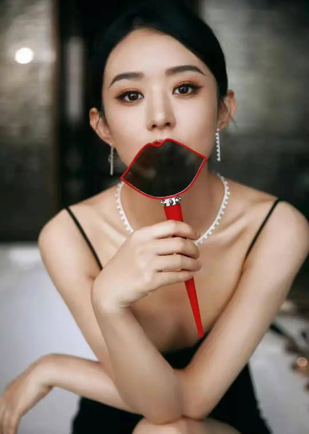 原创黑发雪肤性感又俏皮赵丽颖穿黑色吊带高开叉长裙背露太多了