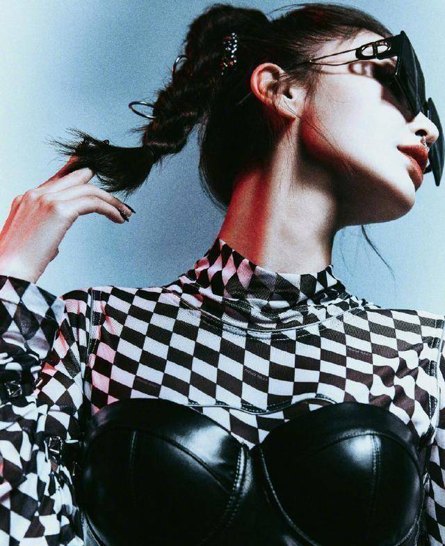 angelababy大胆挑战戴鼻环穿破洞袜皮夹克产后腹肌不输赵丽颖