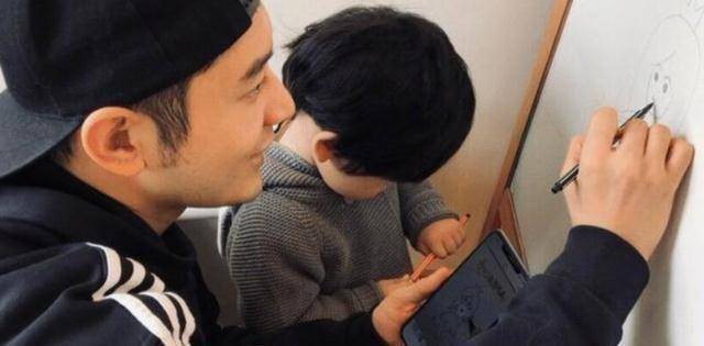 原创baby带儿子聚餐被拍素颜状态依旧很能打小海绵乖巧惹人爱