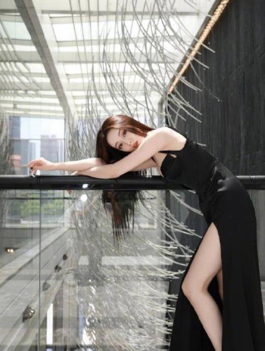 生图下非常的真实,细看热巴的腿有网友表示比吴磊和刘宇宁的腿都还要