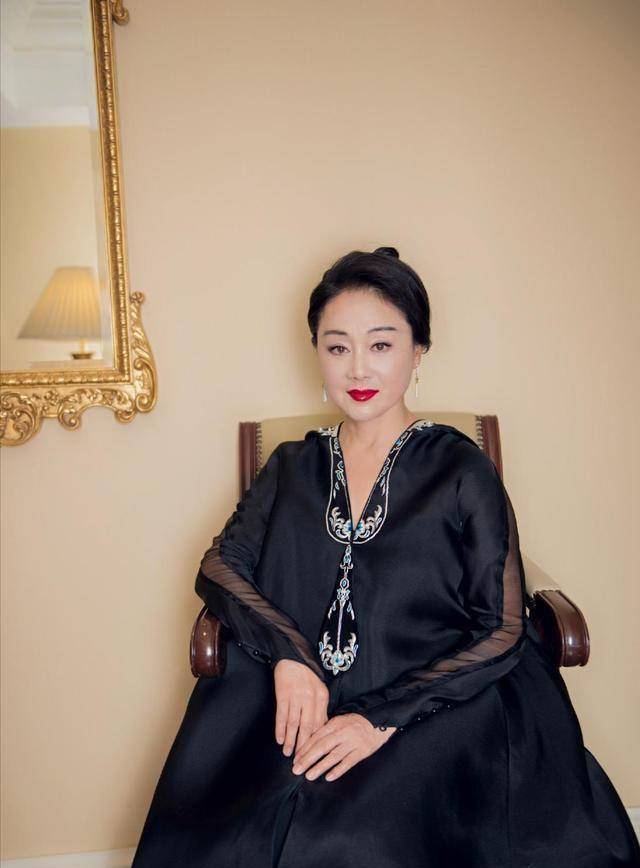 原创57岁王姬好惊艳穿黑色蕾丝长裙优雅大方母女同框气质比女儿好