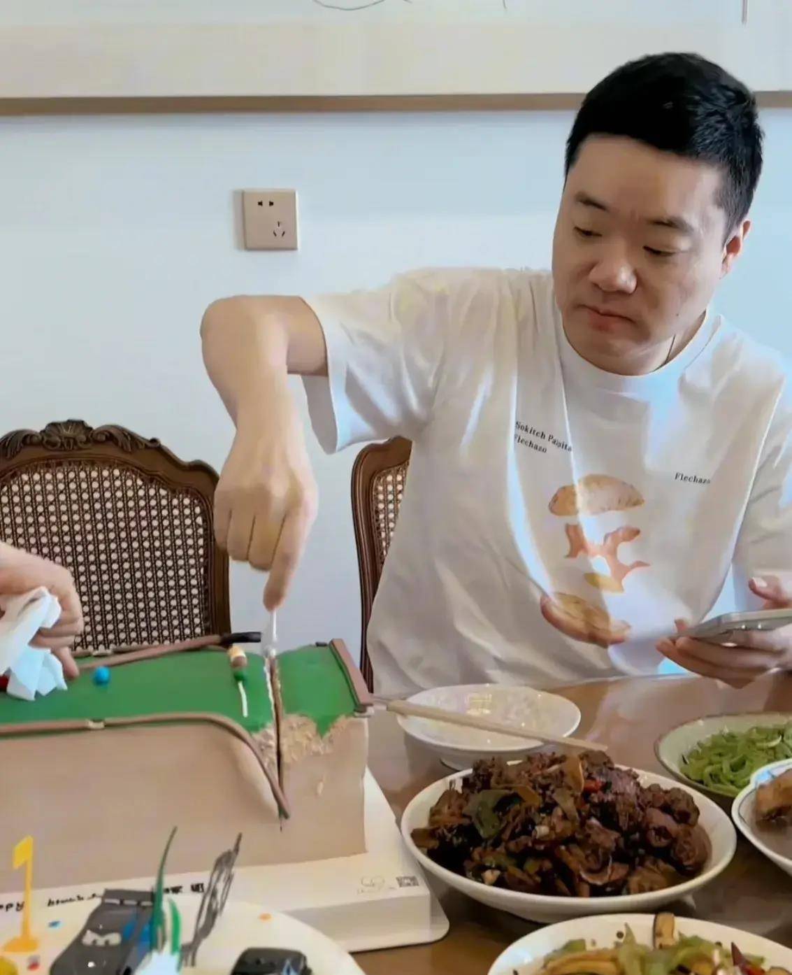 豪横丁俊晖晒全家福庆生客厅挂齐白石虾画俩女儿颜值全曝光