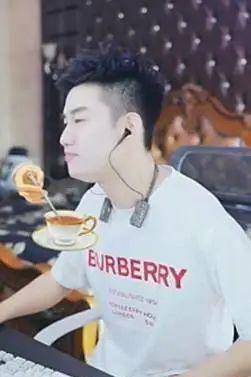 灵犀哥则打字回应说:"没有啊,哪个不要命的(说的)?