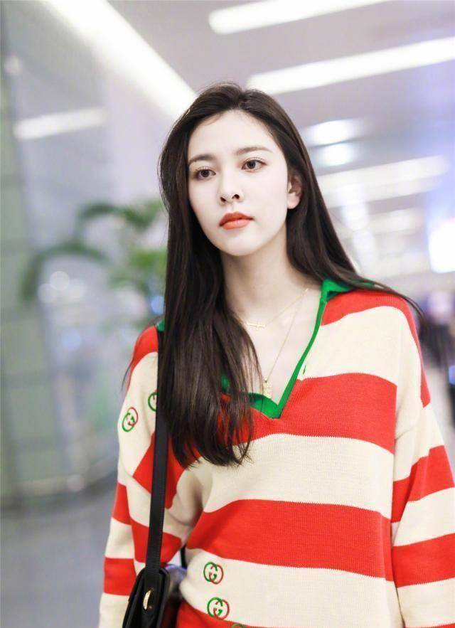 原创95后宋妍霏罕见搭男装穿1万块衬衣套长裤红配绿穿出甜美风