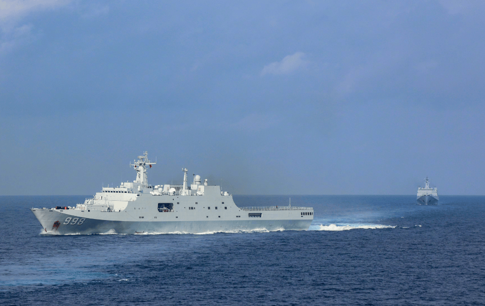 菲律宾挑衅之际,央视公开:解放军两艘071进入南海_船坞登陆舰_中国