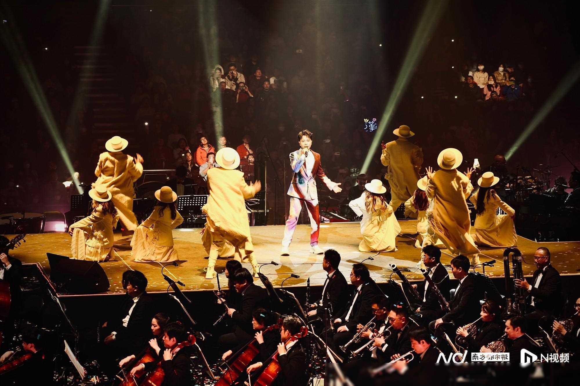 演唱会前夕,李克勤在广州南沙接受了南都娱乐的独家专访,聊"弦乐再续"