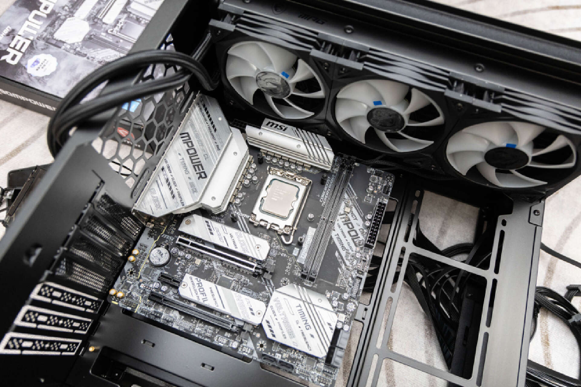 这块主板采用了z790芯片组中比较少见的m-atx规格,不仅内存插槽拥有