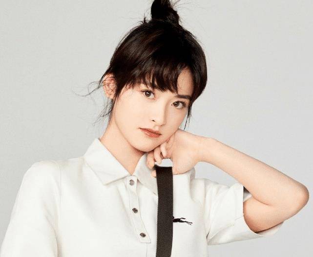 圈中有很多的女明星,身上都会有一些固定的标签,比如说千年美女鞠婧祎