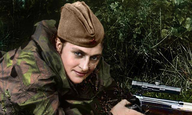 她是前苏联传奇女狙击手,曾一人干掉300德军,做出了大贡献_柳德米拉