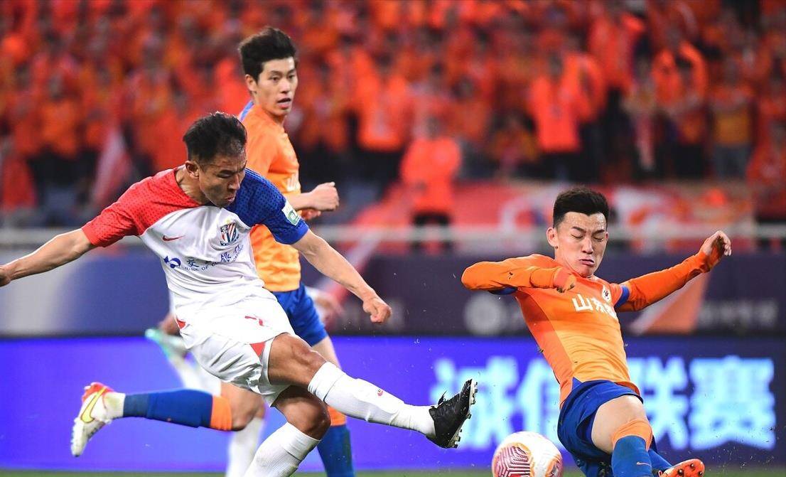 造越位失败,直接导致丢球,后面有点上头,差点吃红牌,进攻端倒是能压