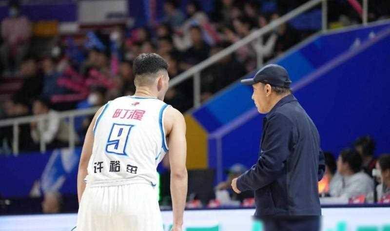 他在八一队和新疆队的带队表现并未如期所愿,与杜锋,郭士强和李春江