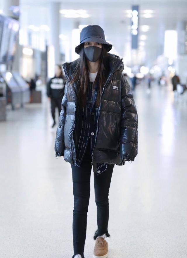 baby现身机场穿拖鞋露着白袜子显得腿特别短