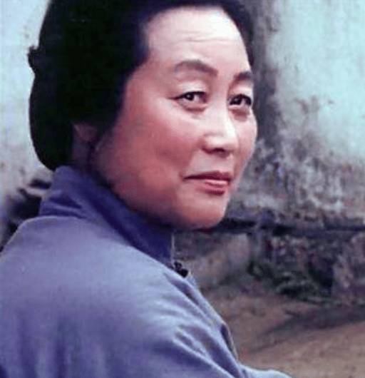 莫愁,老电影中的荧幕老旦,擅长模仿,曾是话剧演员,年轻时就开始演一些