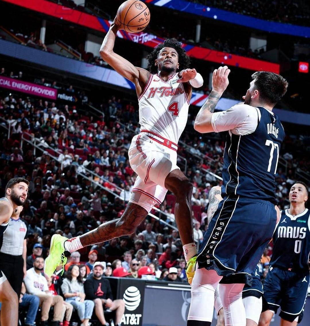 东契奇转身单节砍下22分. 首节比赛结束,小牛队领先12分.