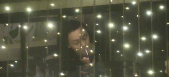 baby也无视室内禁烟条例被曝烟瘾发作在公众场合抽烟