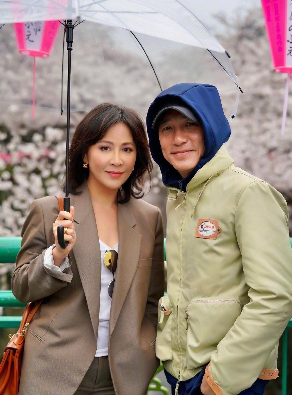 57岁梁朝伟冲浪,笑容满面帅气十足,刘嘉玲一旁加油打气_照片_镜头