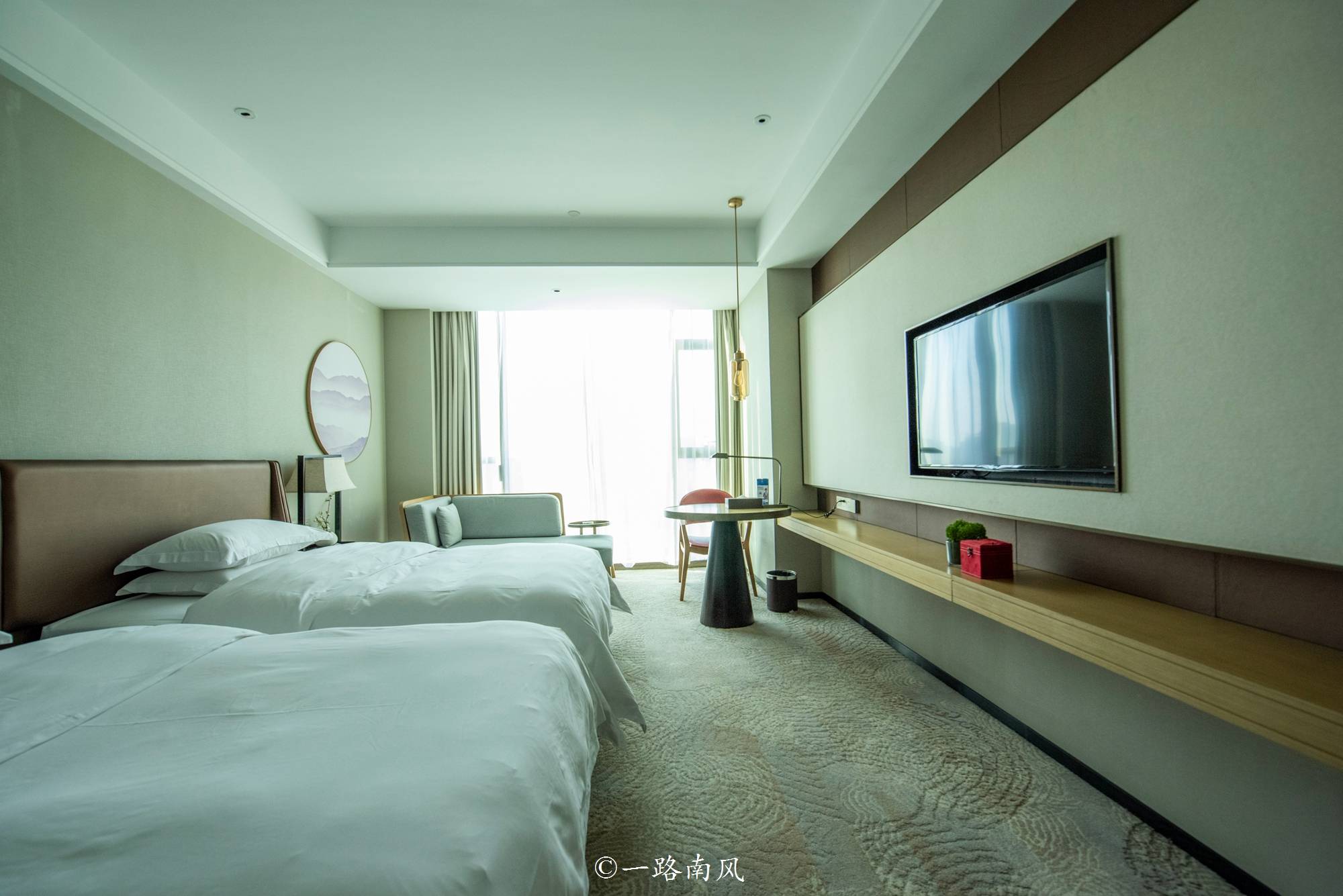 安顺有很多酒店,选择空间较大,我们入住的是半山酒店.