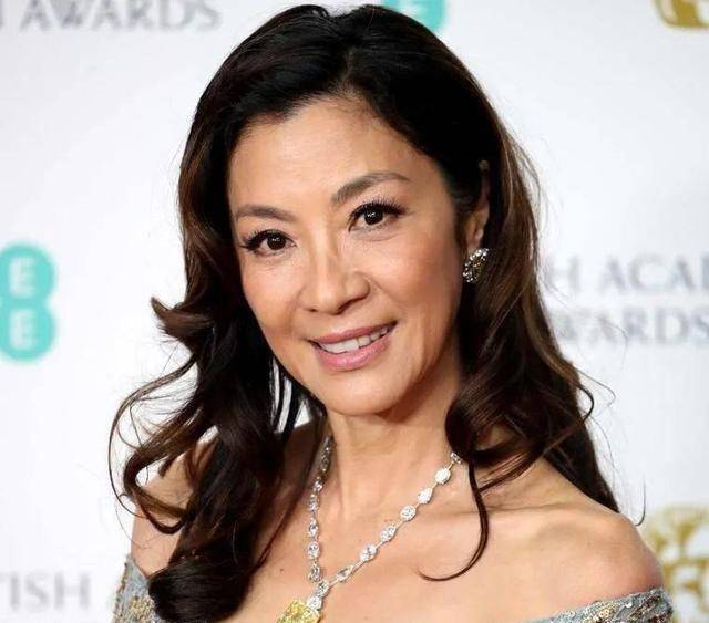 原创60岁杨紫琼顶级名媛工作超拼穿高定戴rm和富豪男友恩爱无比