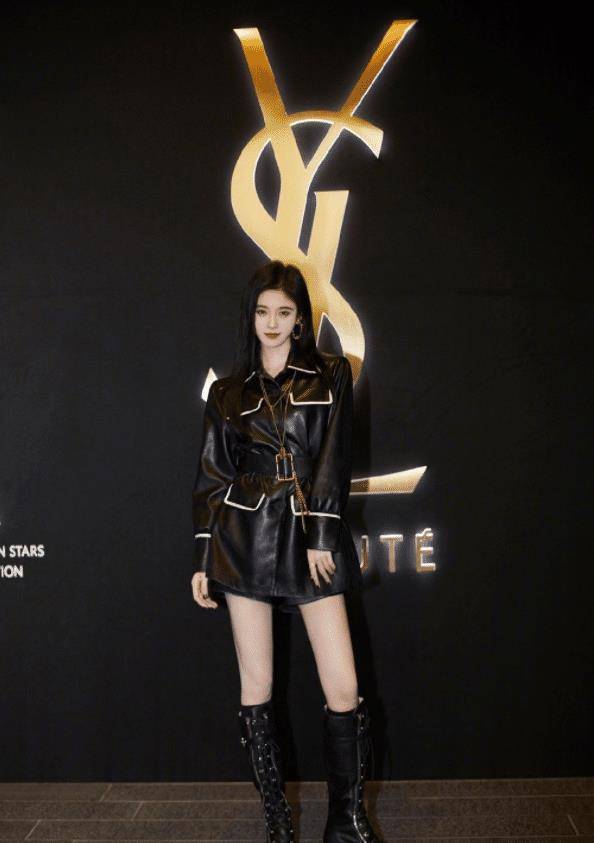 原创鞠婧祎穿炫腹装现身机场看到生图下真实腰型这是认真的吗