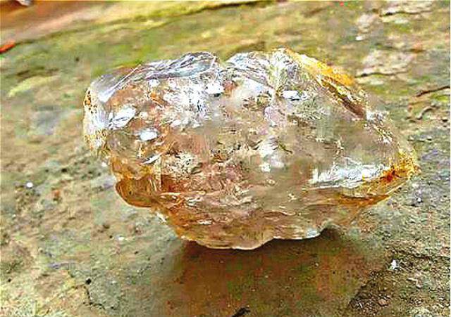 原创老农捡到一块石头拿来垫桌子3年专家50元收走如今价值过亿