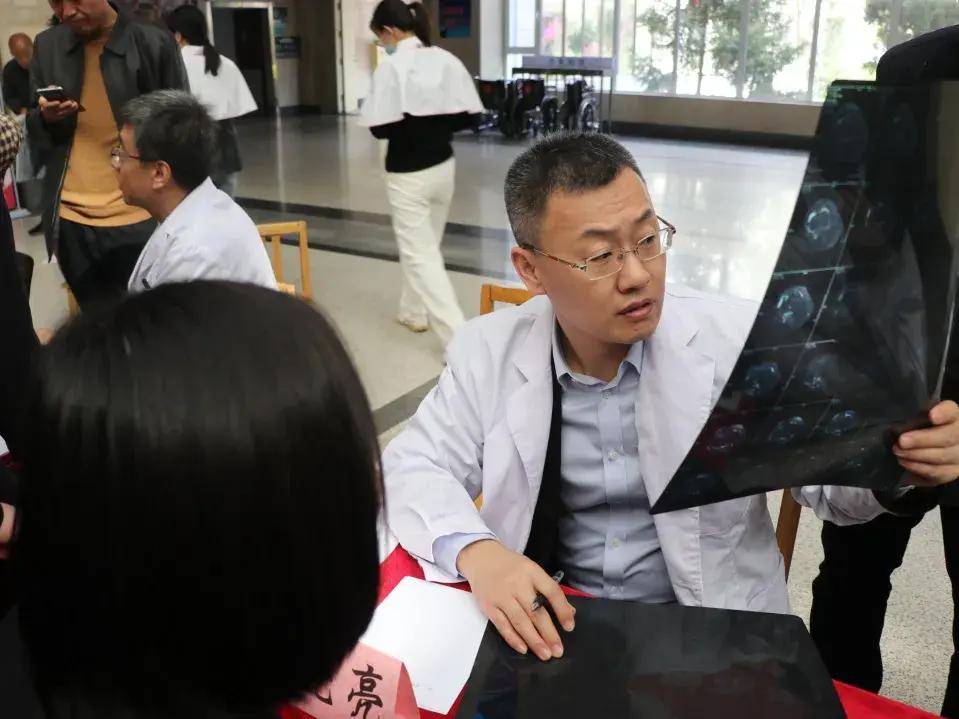 现场直击山大二院骨科博士大咖齐聚河津义诊授课