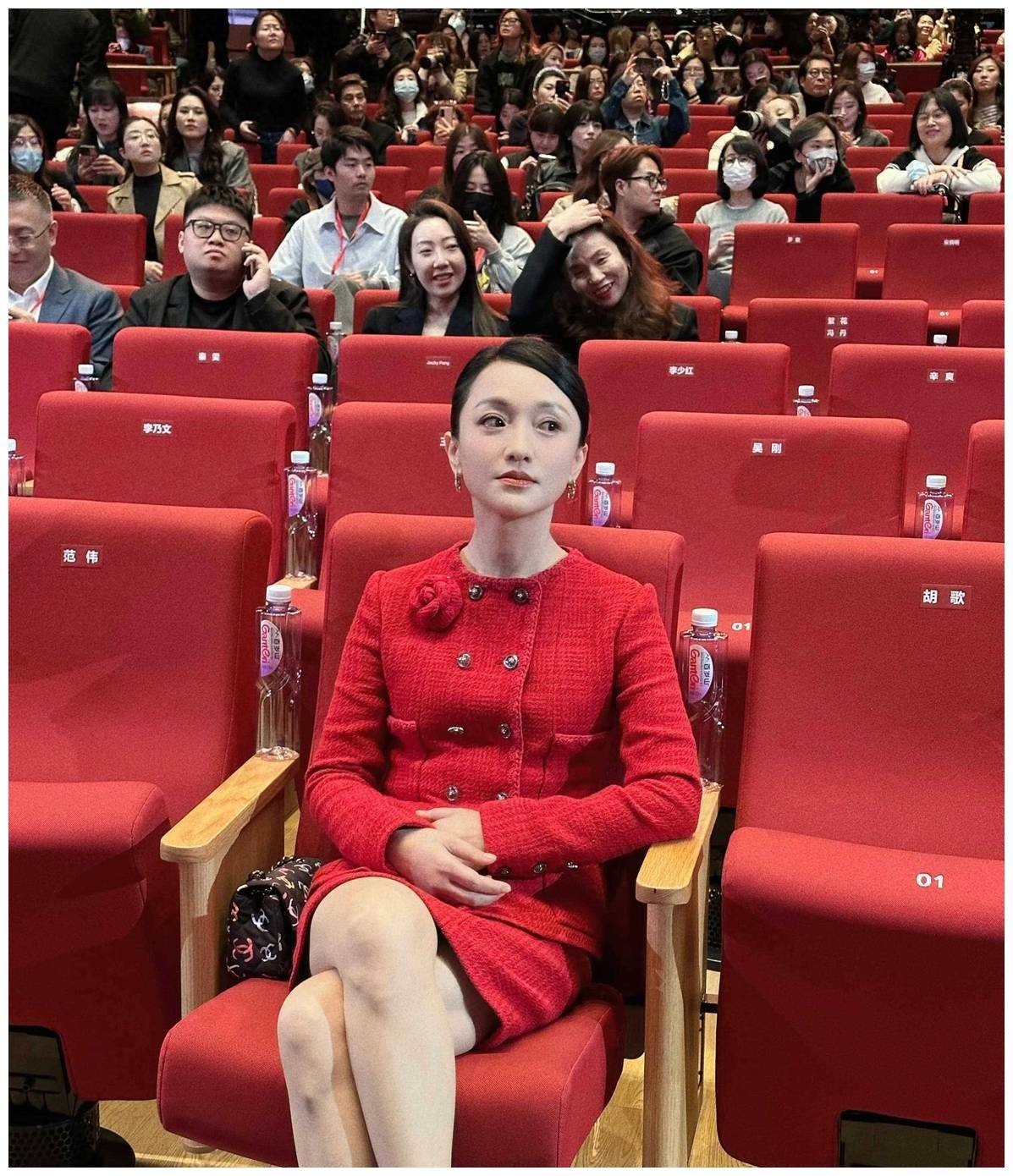 一位是身穿红色小香风套装的周迅,以作品说话,用实力诠释了什么叫做大