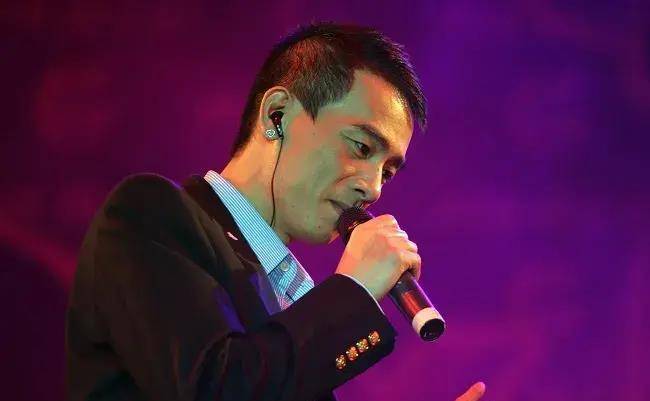 早期因跳舞相识的朋友余文杰说,自己只看见陈小春哭过3次:一次是得知