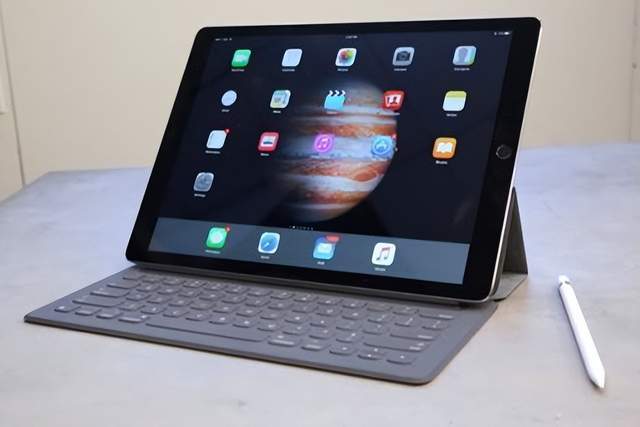 如今它们也与苹果一样,将价格定得高高的,爱买不买,毕竟平板电脑市场