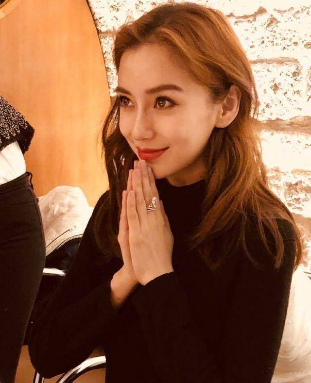 原创angelababy过生日把一幢房戴手上许愿但网友都在讨论她的双眼皮
