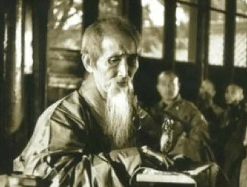 山洞里条件很差,什么都没有,他什么也没带,只能靠吃野果,野菜而活