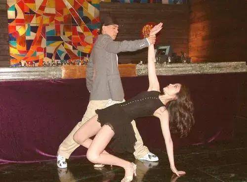 3000块卖掉弟弟,18岁给人伴舞,从小混混成巨星,只有他能做到_陈小春