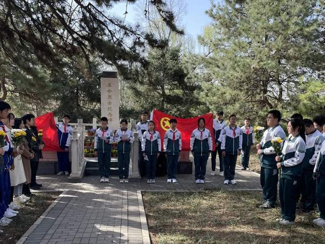 体育馆内我们感受着潞河中学博大厚重的文化