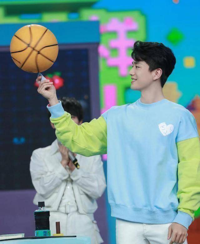 原创原版杨幂力捧何炅但也有嘉行撑腰却没能走上张彬彬的走红之路