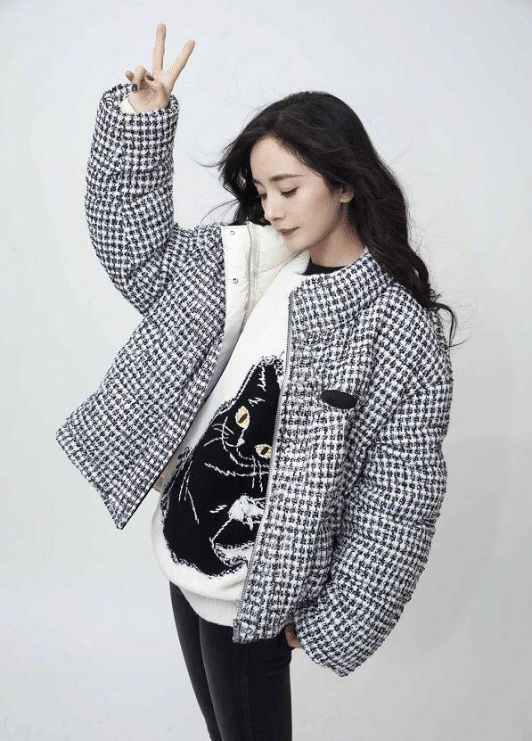 但是却使得造型更加休闲舒适,是很适合日常的穿搭造型