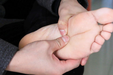 原创脚臭是什么原因引起的教你小妙招或可以帮你减少脱鞋的尴尬