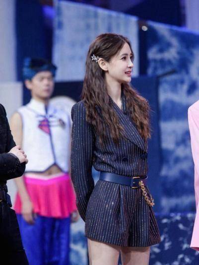 angelababy终于改风格了年纪变大要走御姐风腰带挂金链好霸气