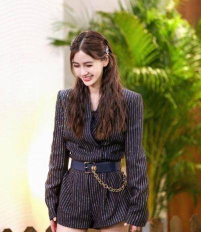 angelababy终于改风格了年纪变大要走御姐风腰带挂金链好霸气
