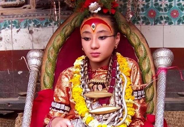 尼泊尔活女神4岁上位10年不能见人被废除后生活很悲惨