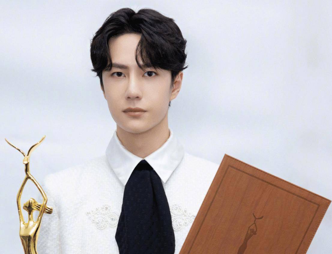 刘雯王一博再次时隔四年同框矜贵俊朗好养眼但身高差认真的