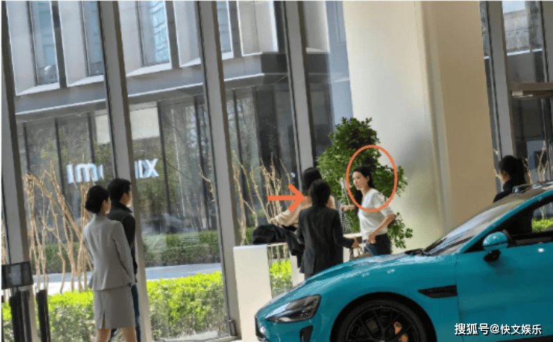 雷军娇妻张彤罕见现身陪邓文迪看小米su7气质淡雅不输女明星